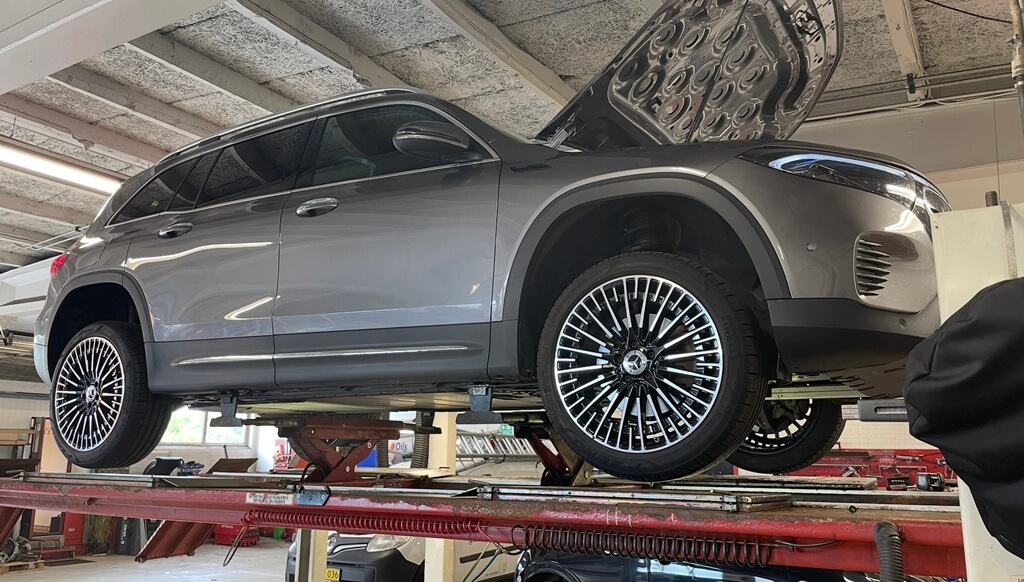 Mercedes elbil på lift i Aunettos værksted i Herning